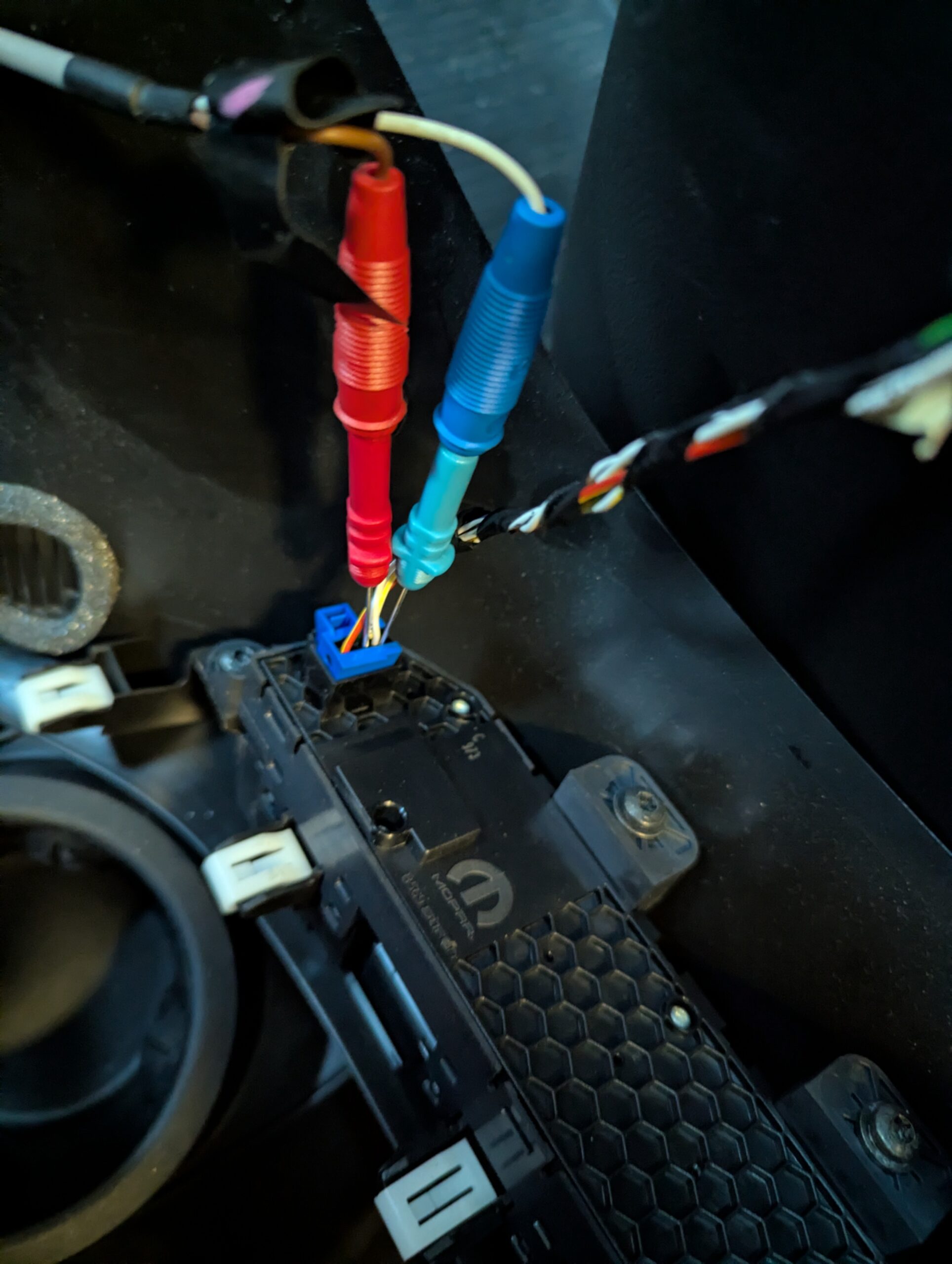 Fiat 500E SGW bypass on gearshift panel connector by www.nic-tec.com with CB012